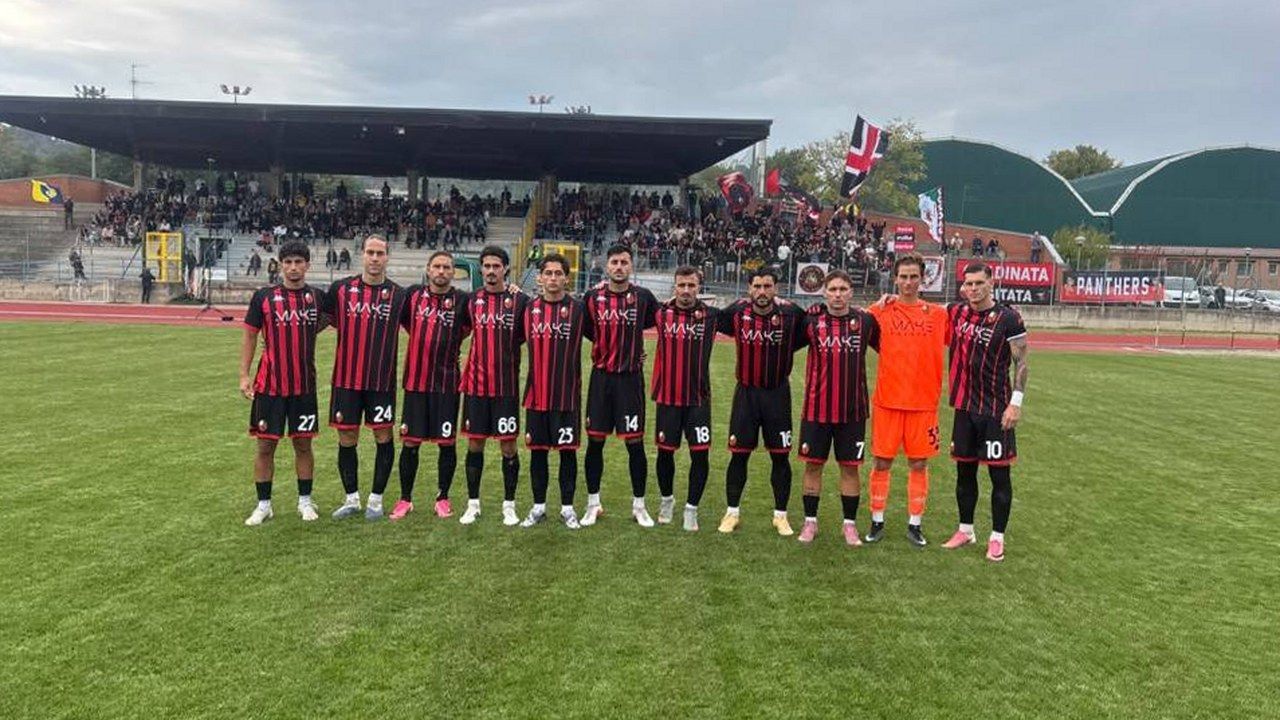 La formazione della Lucchese schierata a centrocampo prima della gara sul campo del Sasso Marconi