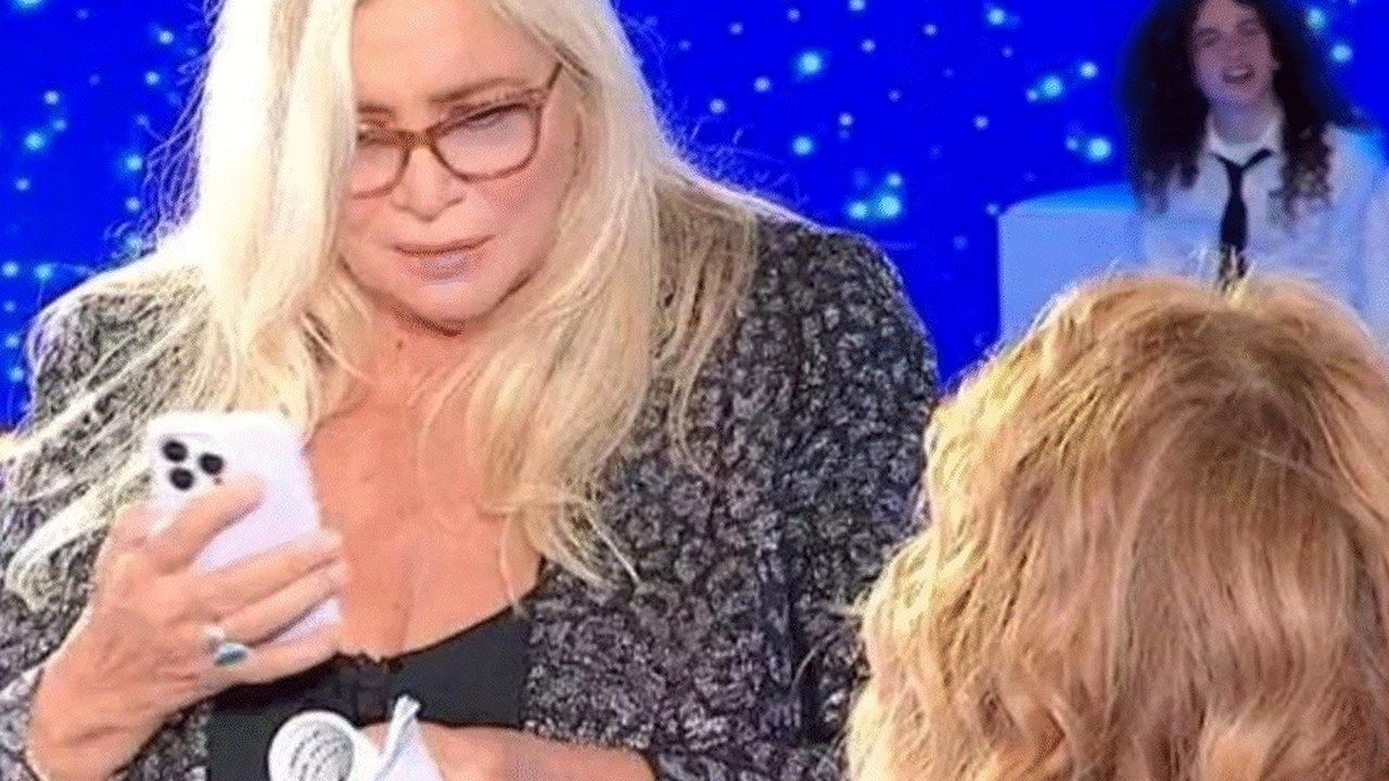Mara Venier con il telefono in mano accanto a Barbara d'Urso nello studio di Domenica In su Rai1