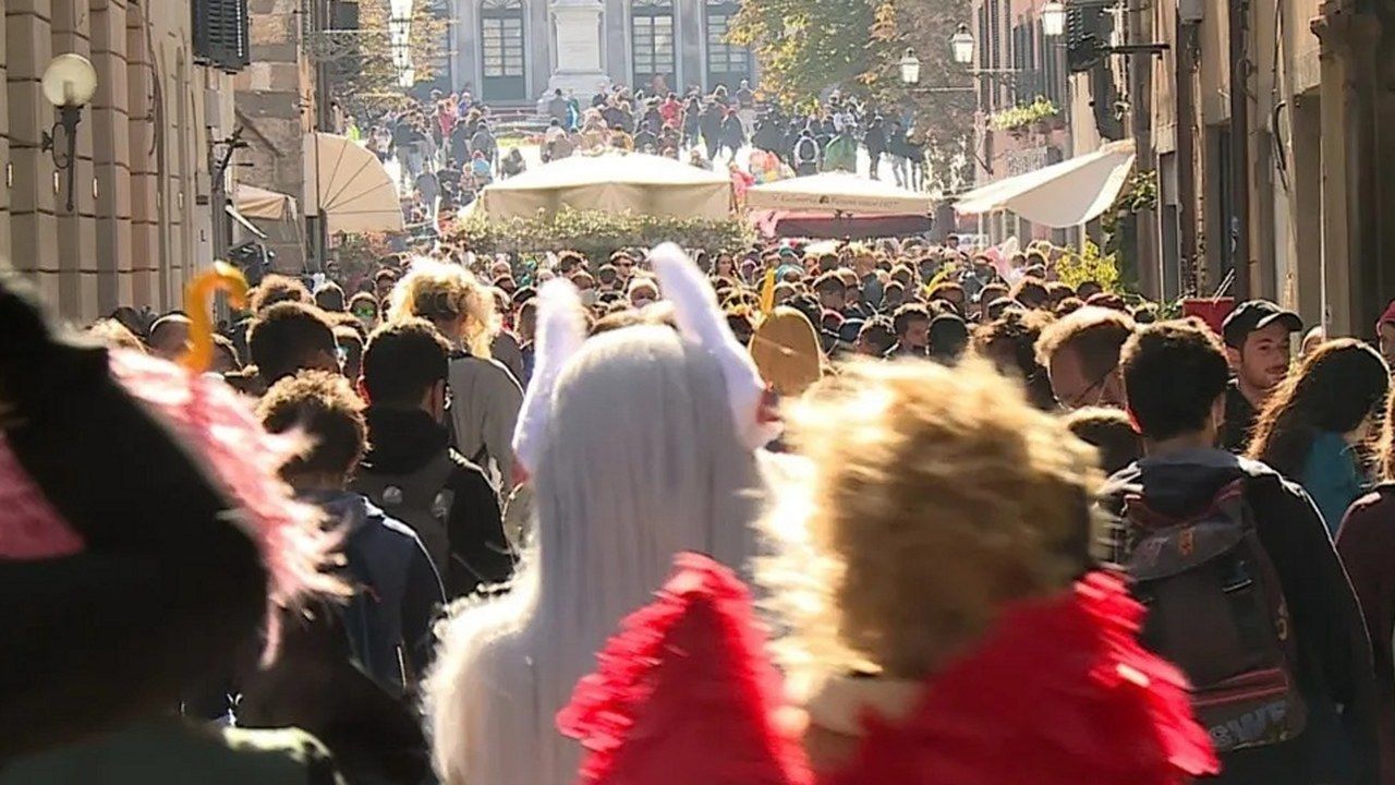 La folla in centro storico a Lucca durante Lucca Comics & Games