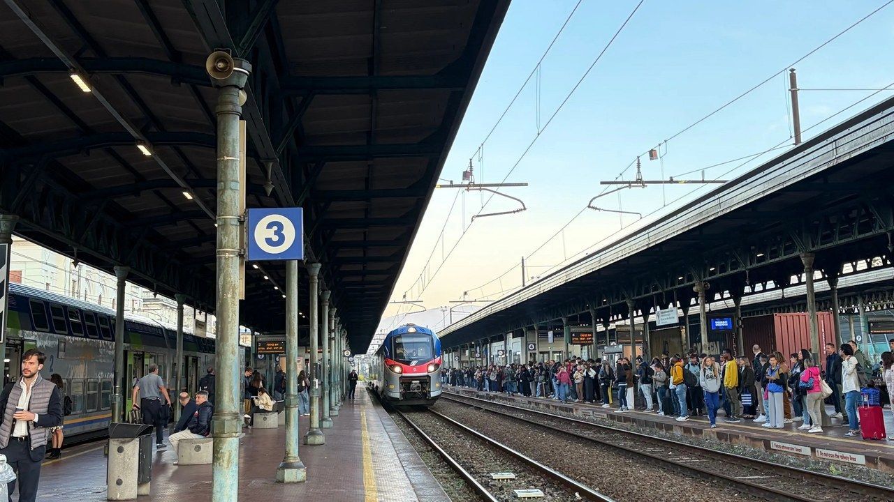 Pendolari in attesa sul binario della stazione di Prato Centrale la mattina del 19 ottobre