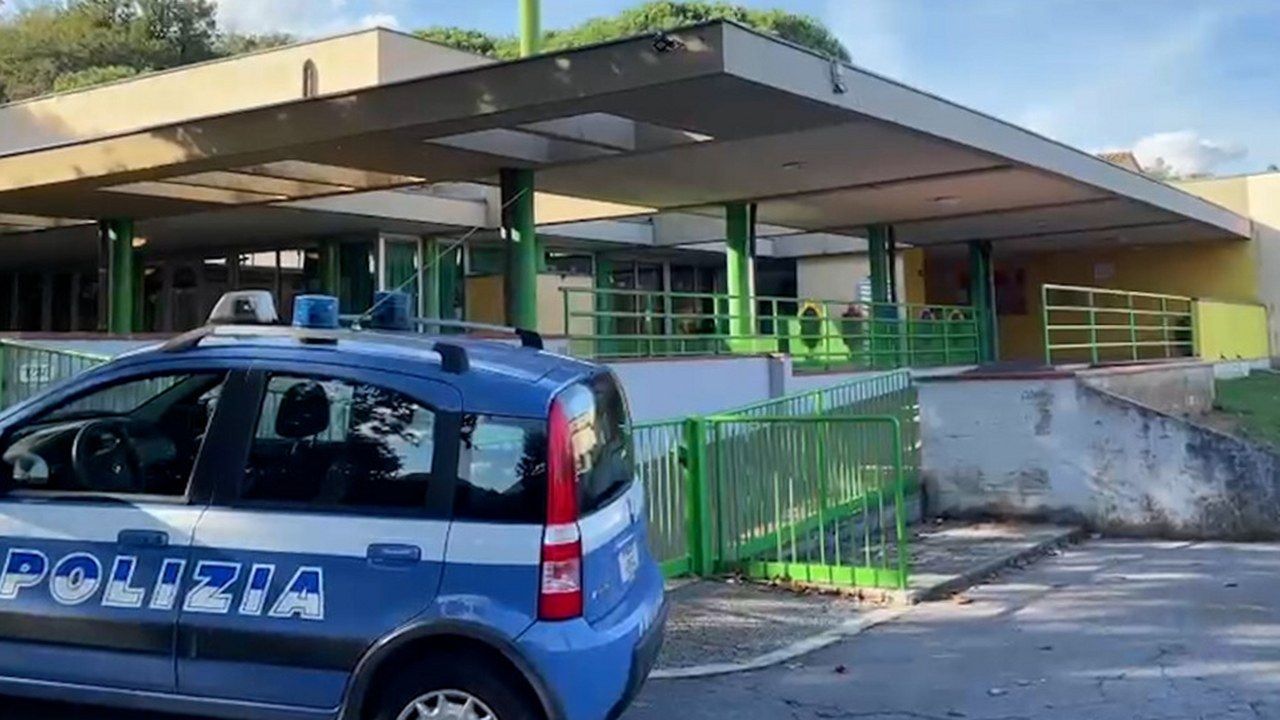 Un'auto della Polizia di Stato davanti a una scuola dell'Oltreserchio a Lucca durante i controlli dopo la mail anonima