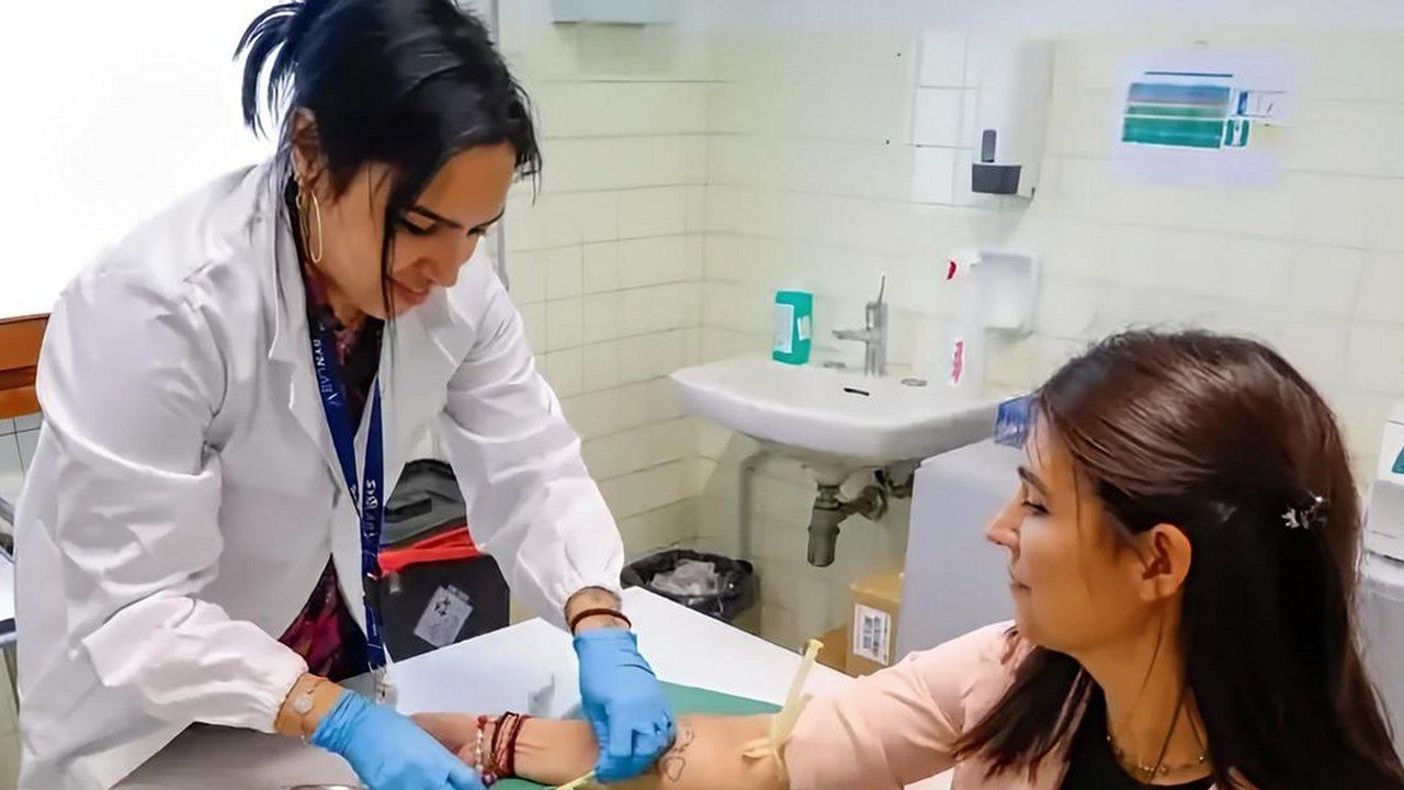 Un prelievo di sangue in un centro prelievi: a Lucca, al Campo di Marte, da novembre servirà la prenotazione con Zero Code