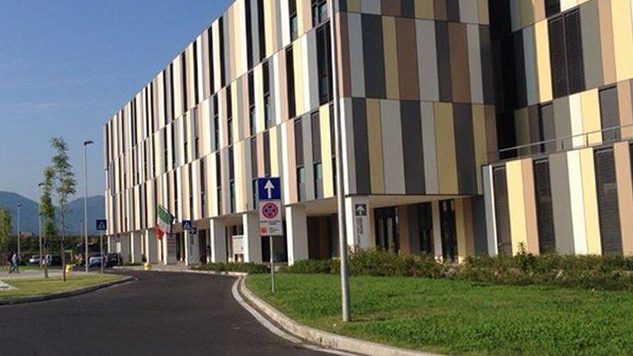 L'ospedale San Luca di Lucca: la salma del 36enne di Porcari è stata portata all'obitorio dell'ex Campo di Marte in attesa dell'autopsia