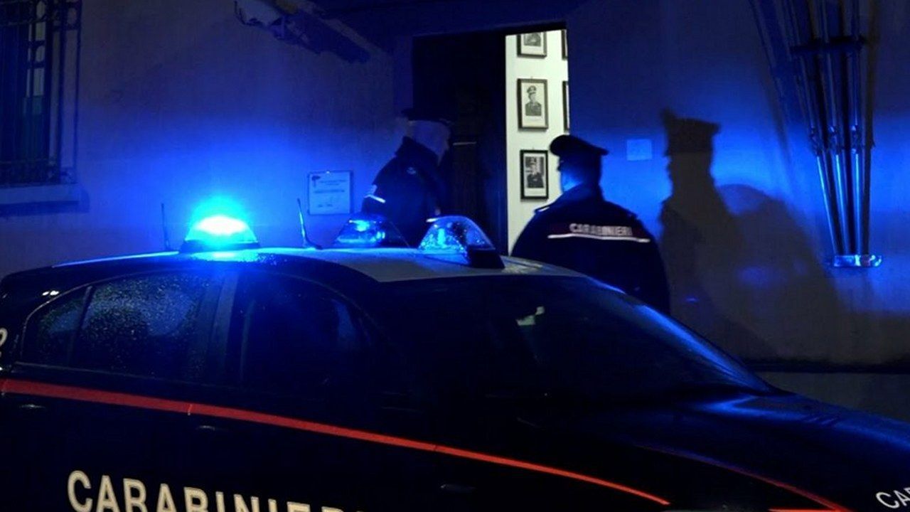 Pattuglia dei carabinieri di notte con i lampeggianti accesi, immagine di repertorio