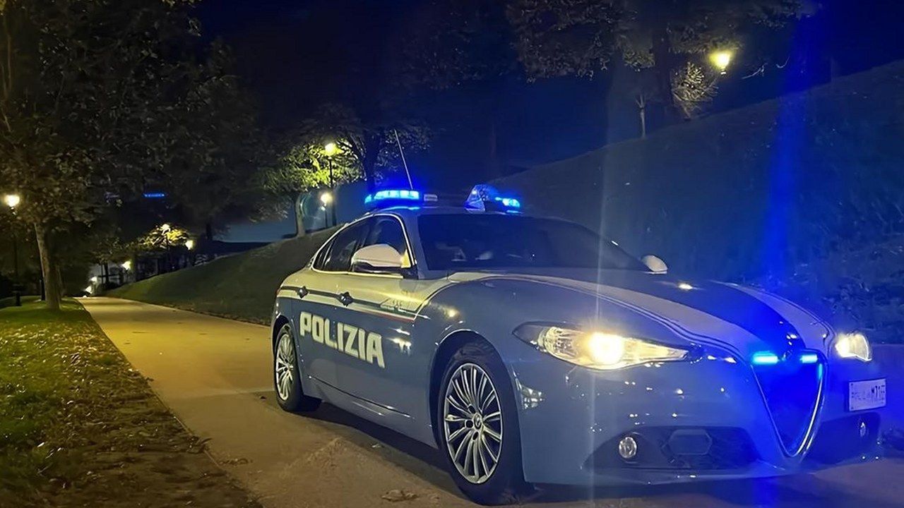 Un'auto della Polizia di Stato con i lampeggianti accesi di sera