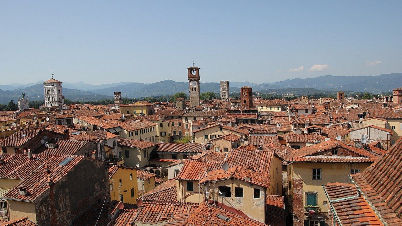 I tetti del centro storico di Lucca con la torre delle Ore (foto di repertorio)