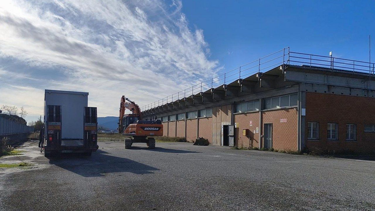 Il capannone dell'area di Salanetti a Capannori dove dovrebbe sorgere l'impianto di recupero di pannoloni e scarti tessili