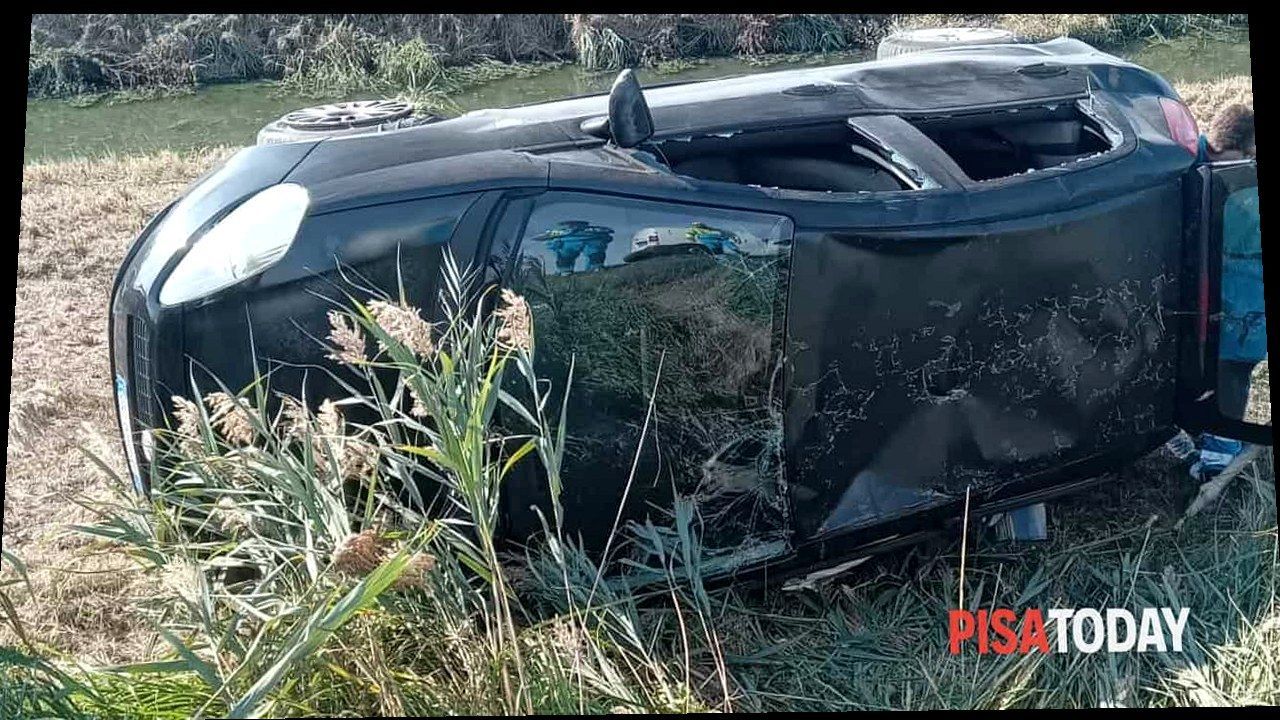 Auto ribaltata nel fossato sulla Bientinese a Bientina