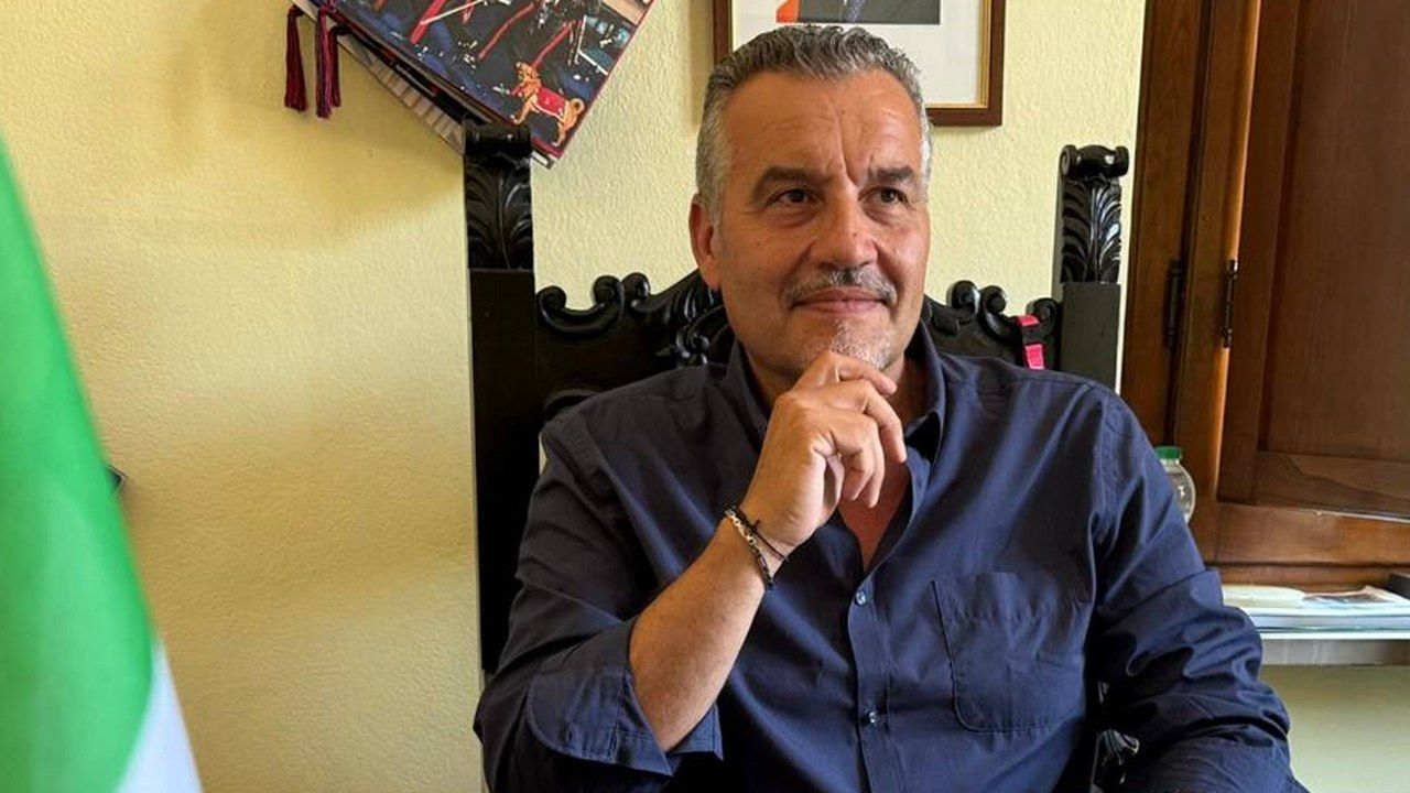 Il sindaco di Porcari Leonardo Fornaciari nel suo ufficio in Comune