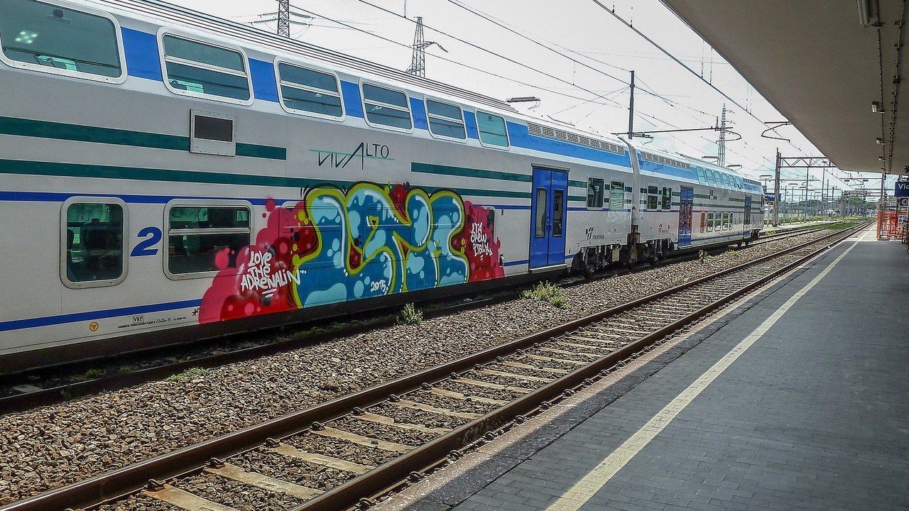 Stazione ferroviaria di Viareggio, binari e treno regionale