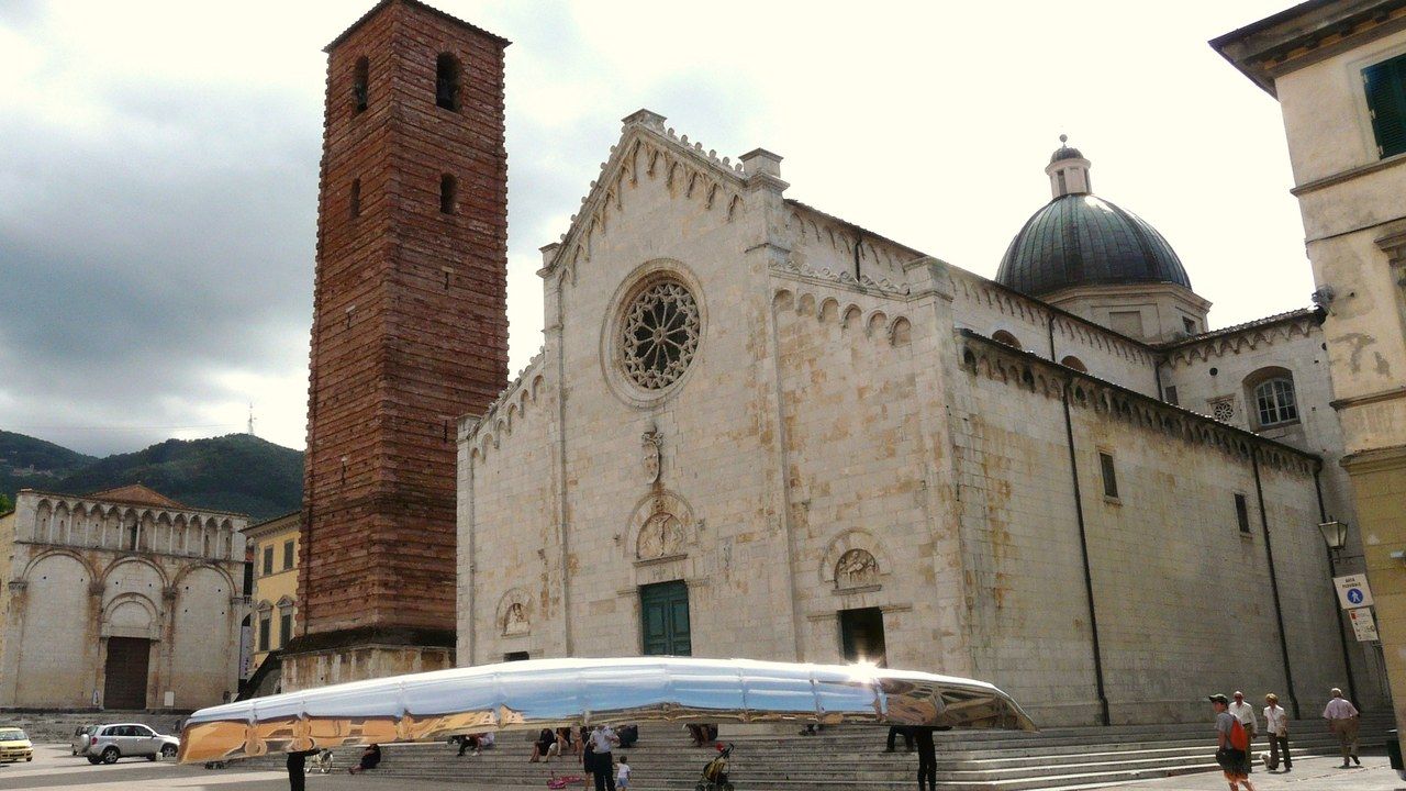Pietrasanta, il Duomo di San Martino e il campanile in piazza Duomo