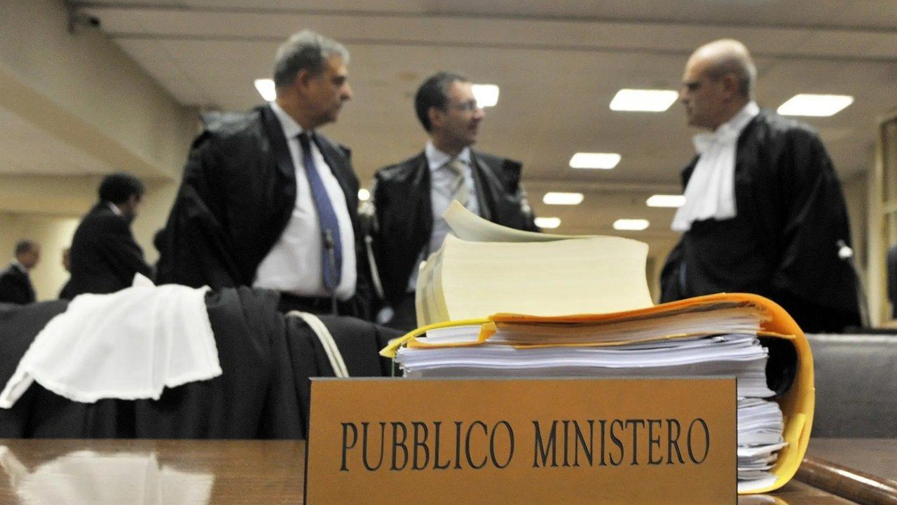 Lucca, un'aula di tribunale con il banco del pubblico ministero