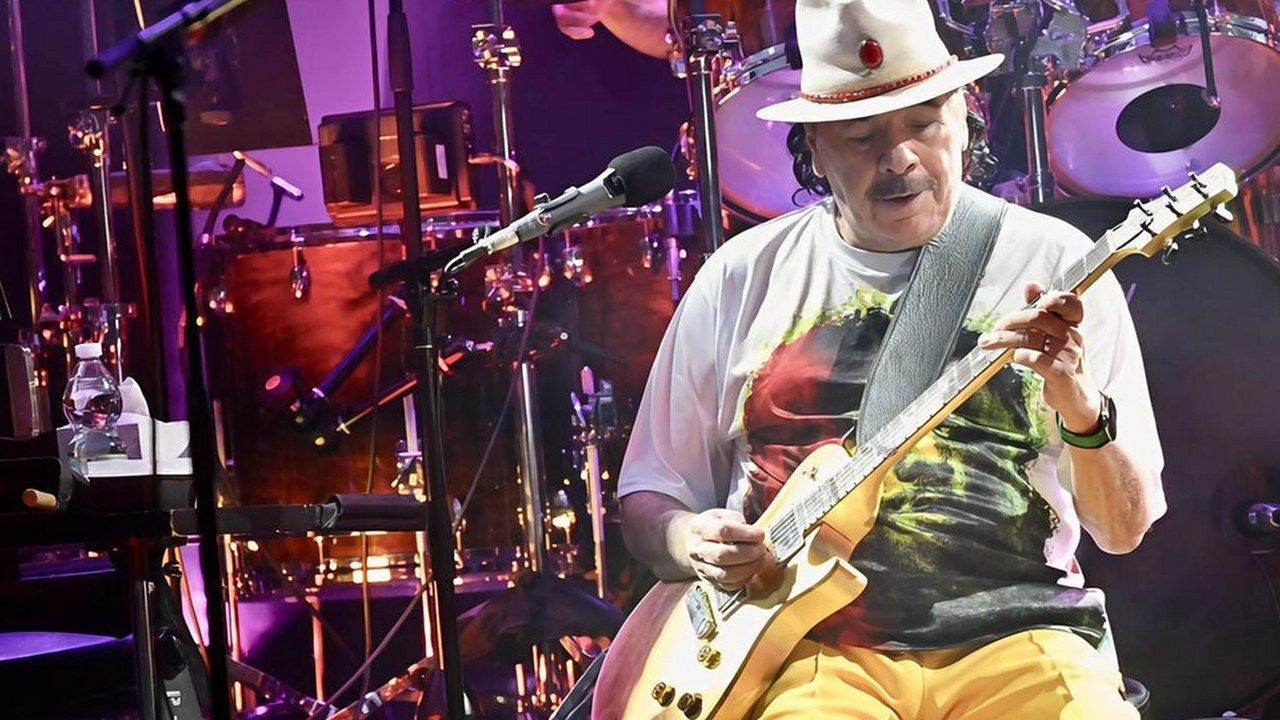 Lucca, Carlos Santana con la chitarra sul palco durante un concerto