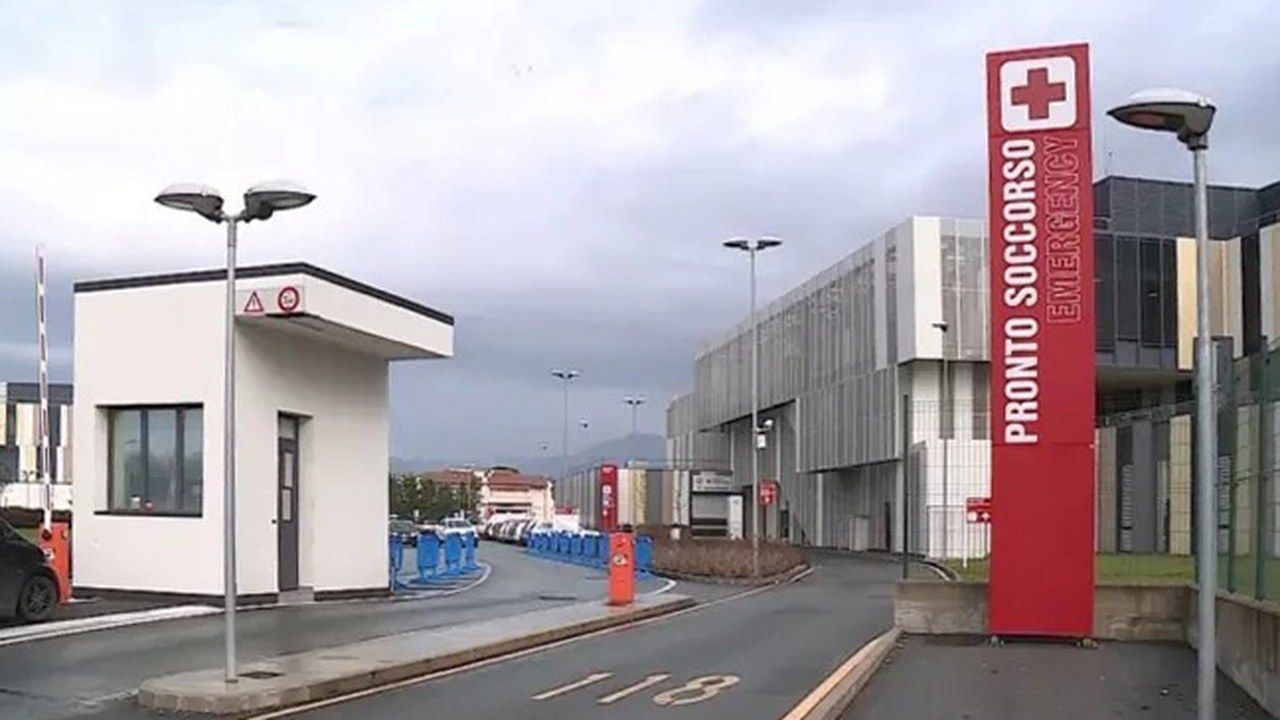 Lucca, l'ingresso del pronto soccorso dell'ospedale San Luca dove è stato portato l'operaio caduto ad Antraccoli