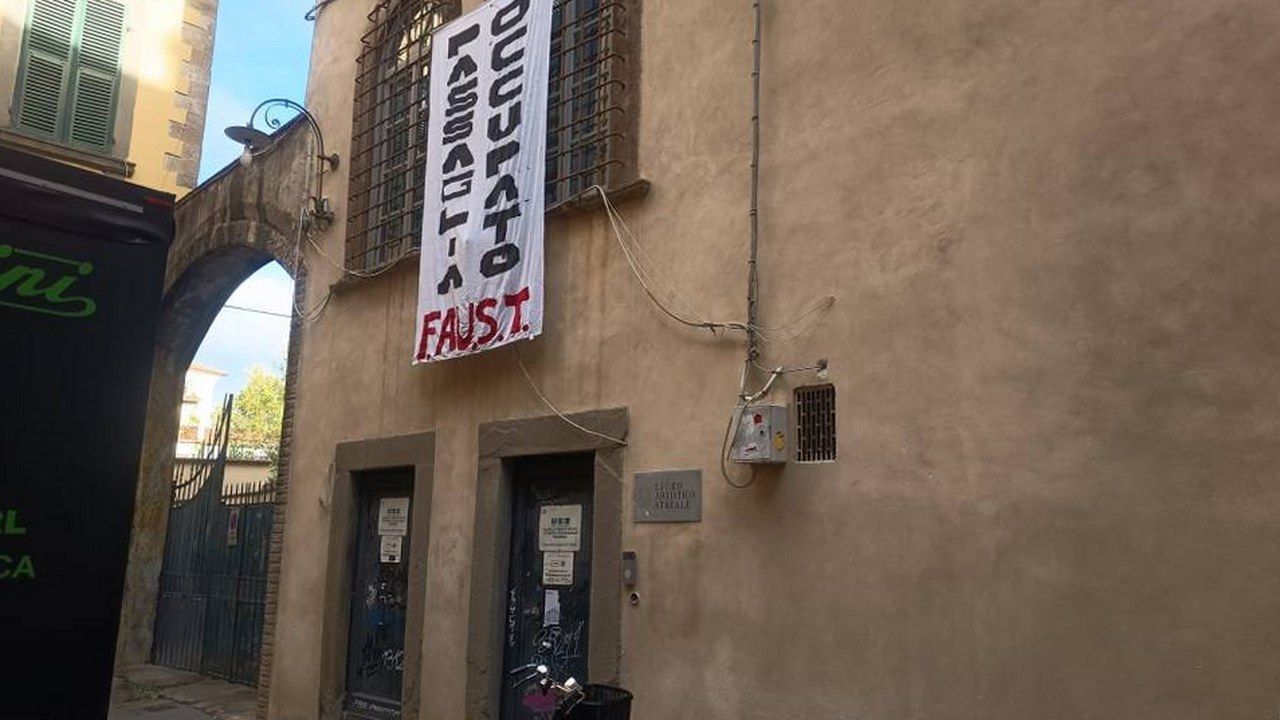 Lucca, lo striscione «Passaglia occupato» firmato FAUST appeso alle finestre della sede del liceo artistico