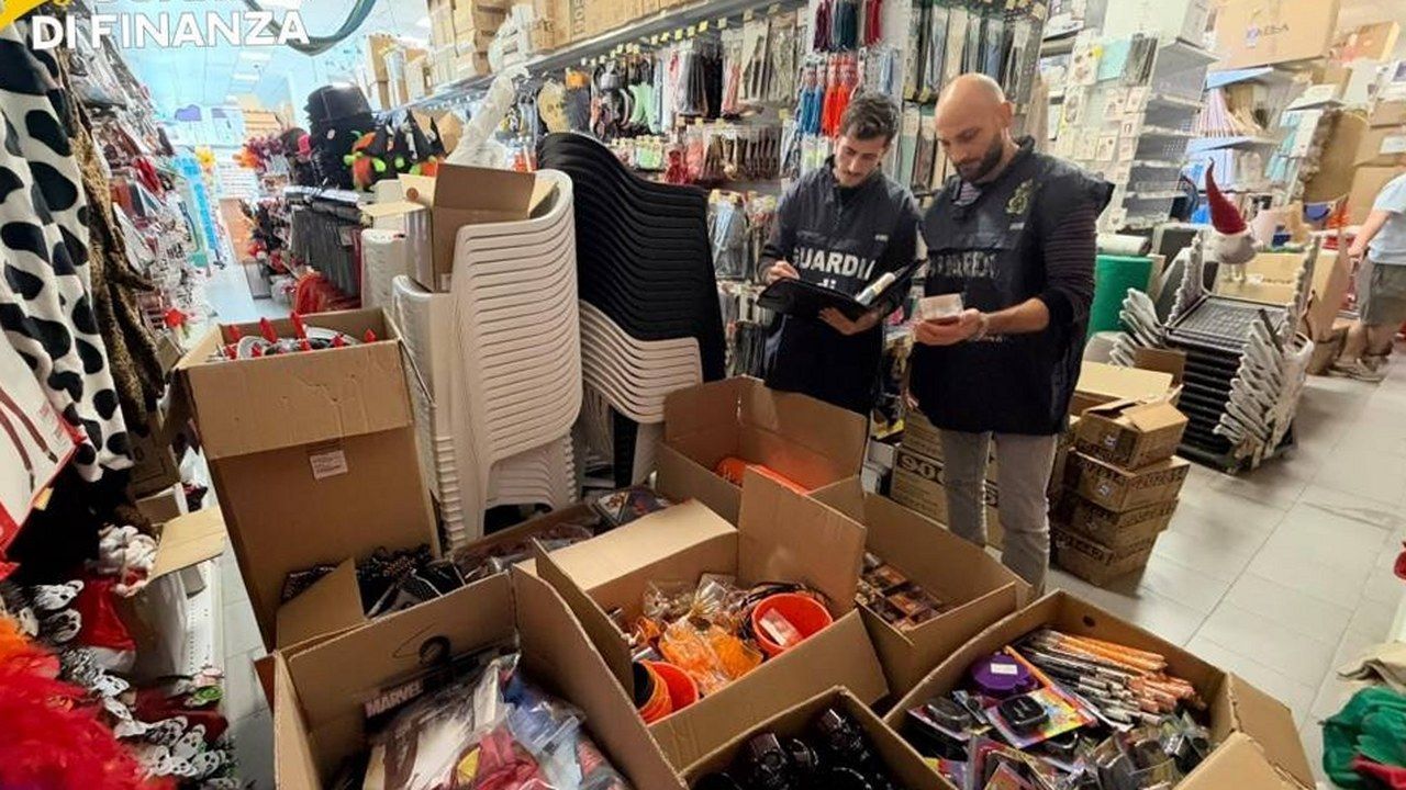 Finanzieri del Nucleo Mobile di Lucca controllano gli articoli di Halloween in un emporio (foto Guardia di Finanza)