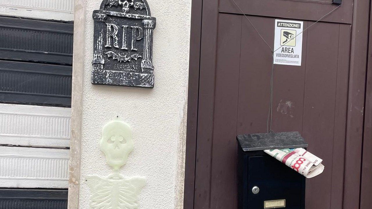 Lo scheletro e la lapide con la scritta RIP comparsi sul muro accanto a una porta di via Galvani, a Viareggio