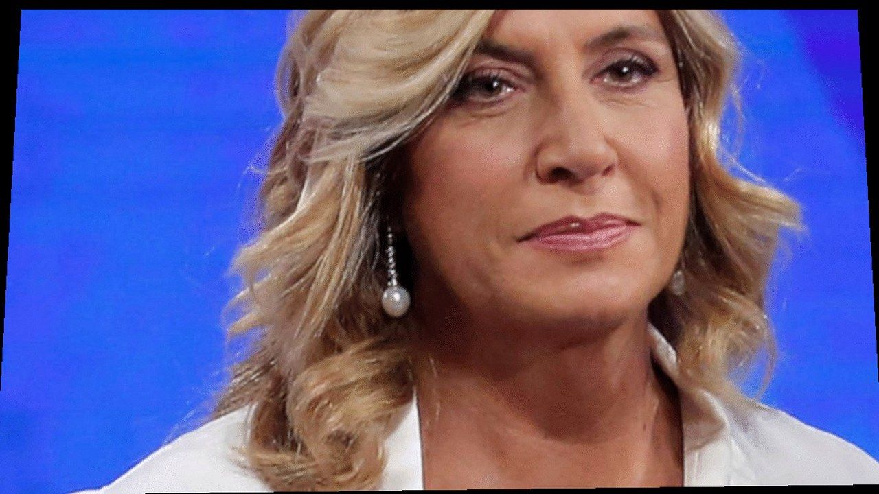 Myrta Merlino in primo piano, ritratto in studio televisivo