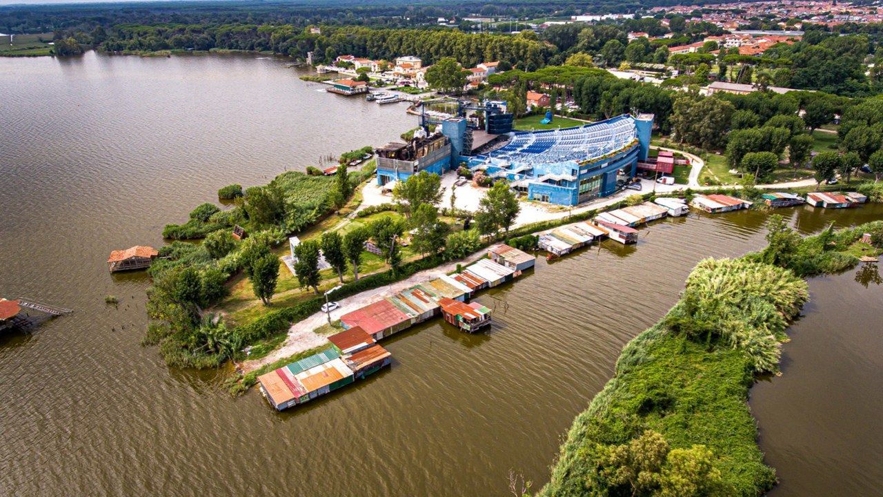 Il Gran Teatro all'aperto Giacomo Puccini sul lago di Massaciuccoli a Torre del Lago, sede del Festival Pucciniano