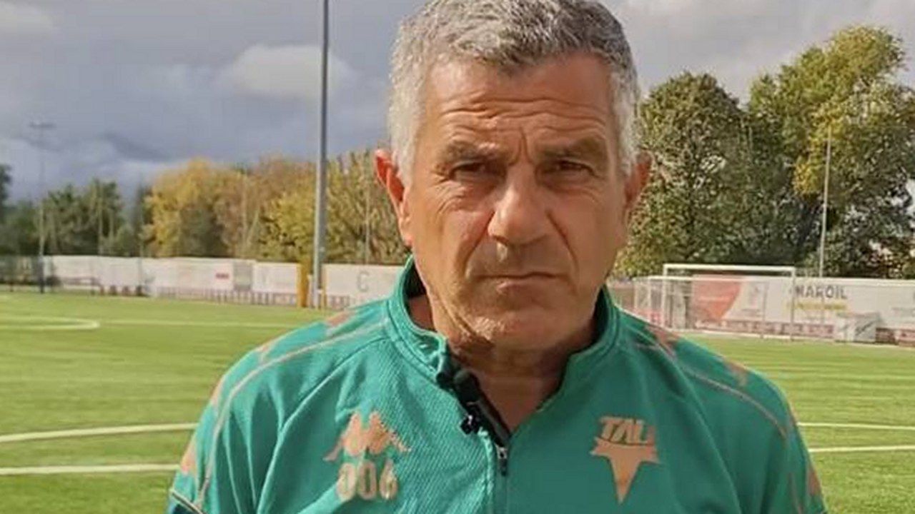 Ivan Maraia, allenatore del Tau Calcio Altopascio, in tuta del club sul campo di allenamento