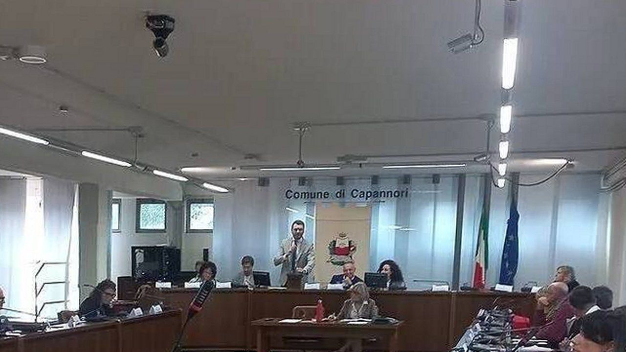 Il consiglio comunale di Capannori durante la seduta straordinaria sull'impianto di riciclo di Salanetti