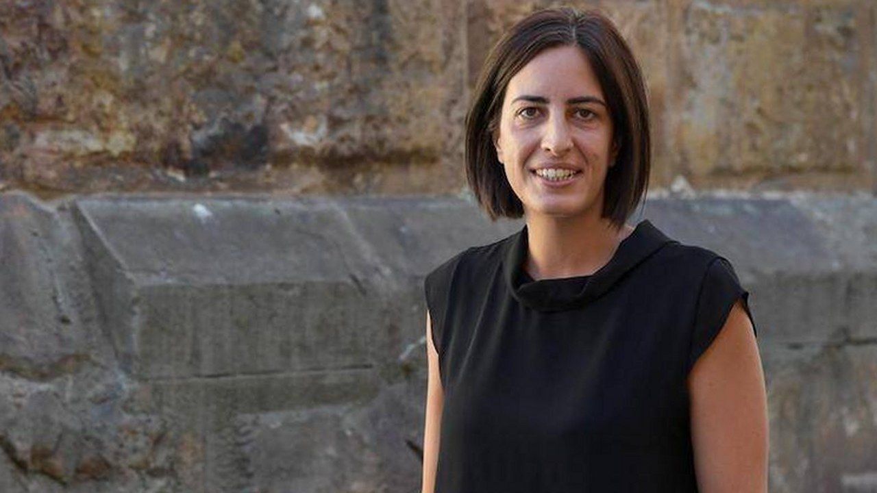 La sindaca di Altopascio Sara D'Ambrosio davanti a un muro in pietra