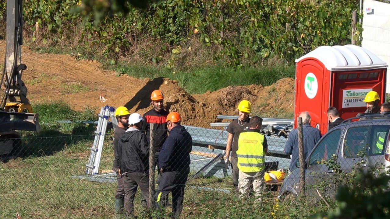 Operai al lavoro nel cantiere dell'impianto fotovoltaico di via Forabosco a Porcari