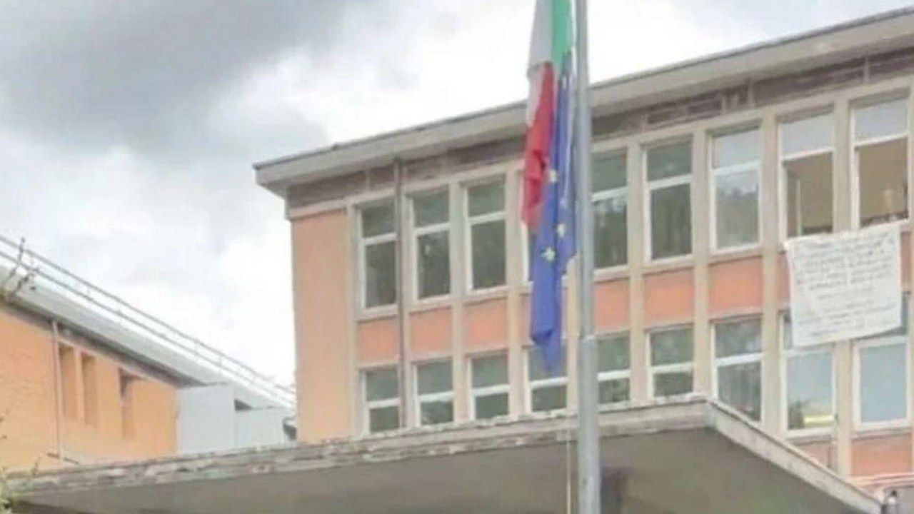 La facciata dell'istituto Carrara di Lucca con la bandiera davanti all'ingresso