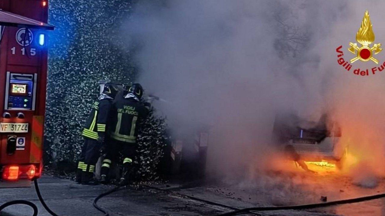 Vigili del fuoco al lavoro su un incendio (foto di repertorio)