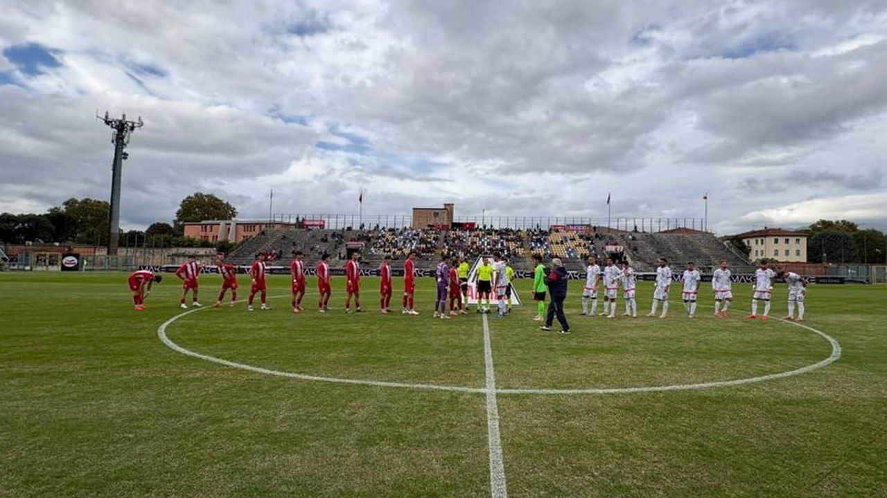 Lucchese e Ghiviborgo schierate a centrocampo allo stadio Porta Elisa prima del fischio d'inizio