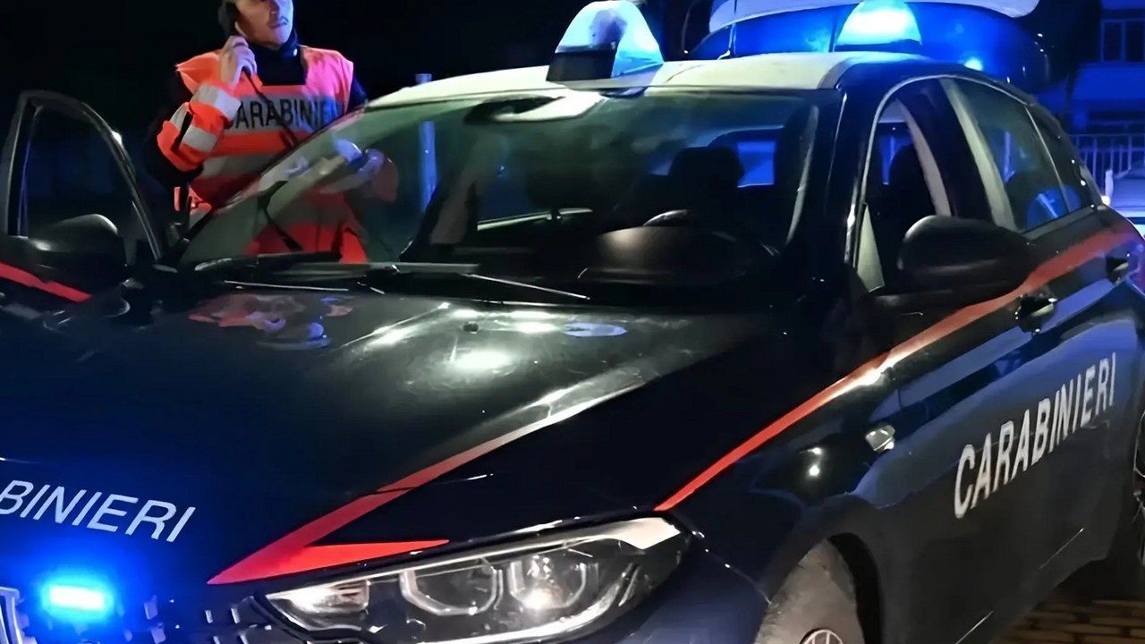 Un'auto dei carabinieri con i lampeggianti accesi durante un intervento notturno