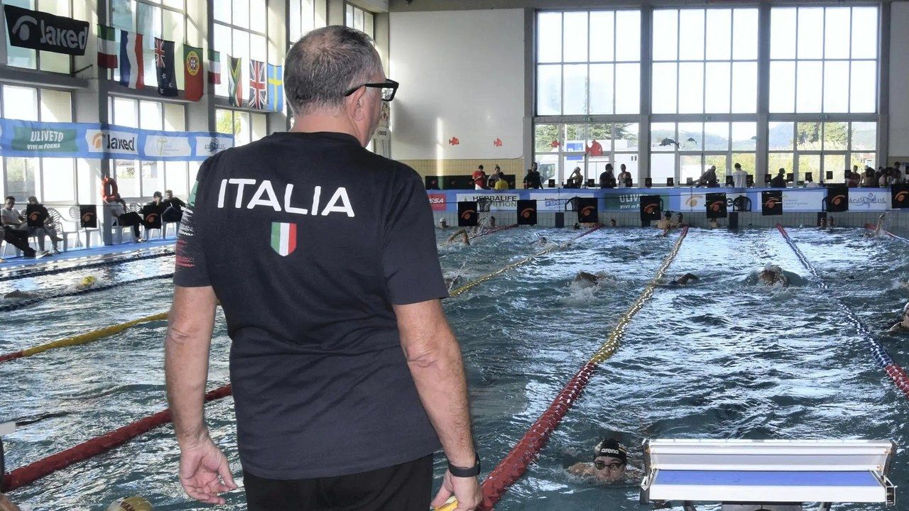 Bordo vasca durante una gara di nuoto in piscina