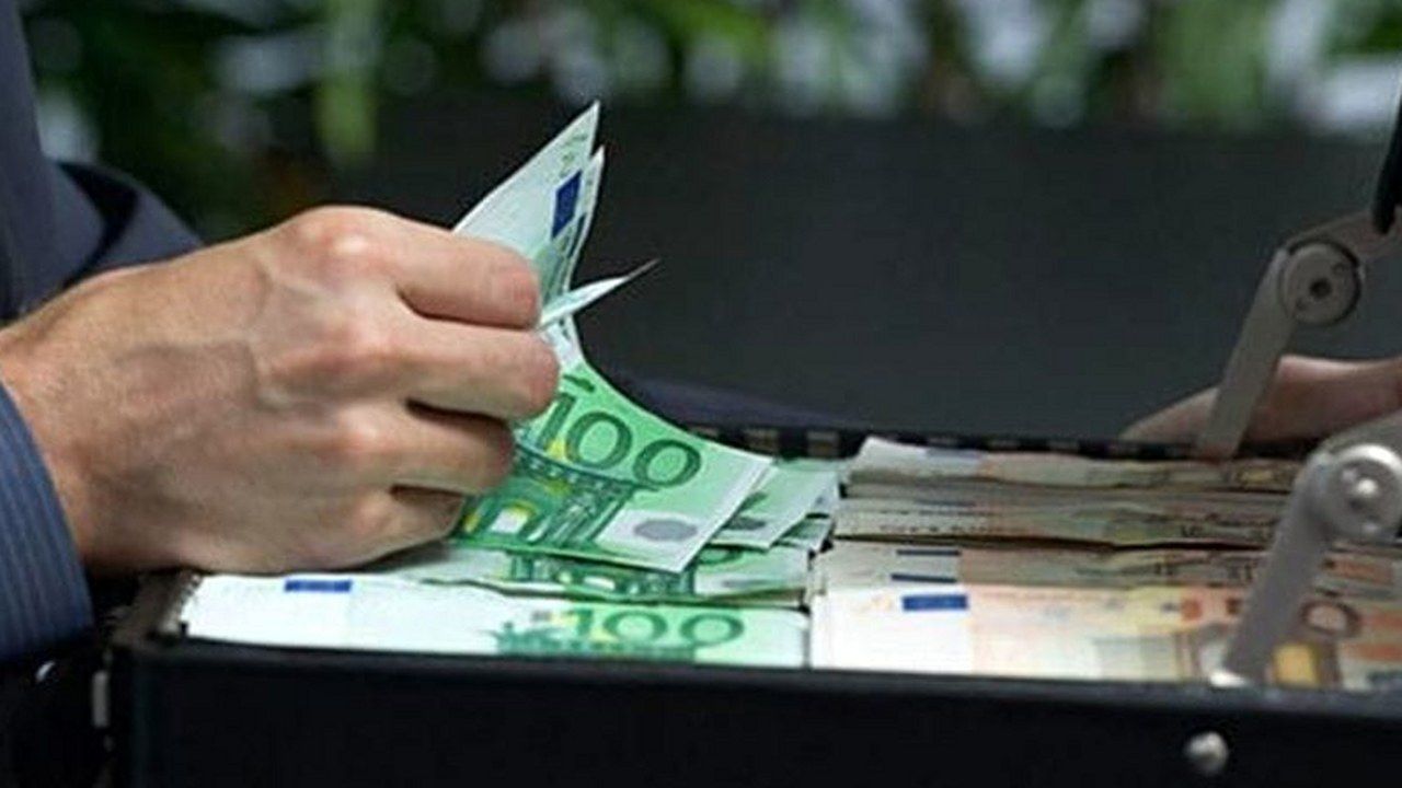 Banconote in una valigetta, immagine di repertorio sull'evasione fiscale