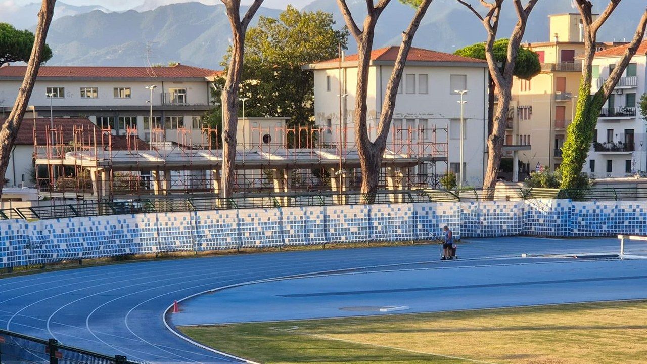 Lo Stadio dei Pini di Viareggio con i ponteggi in tribuna