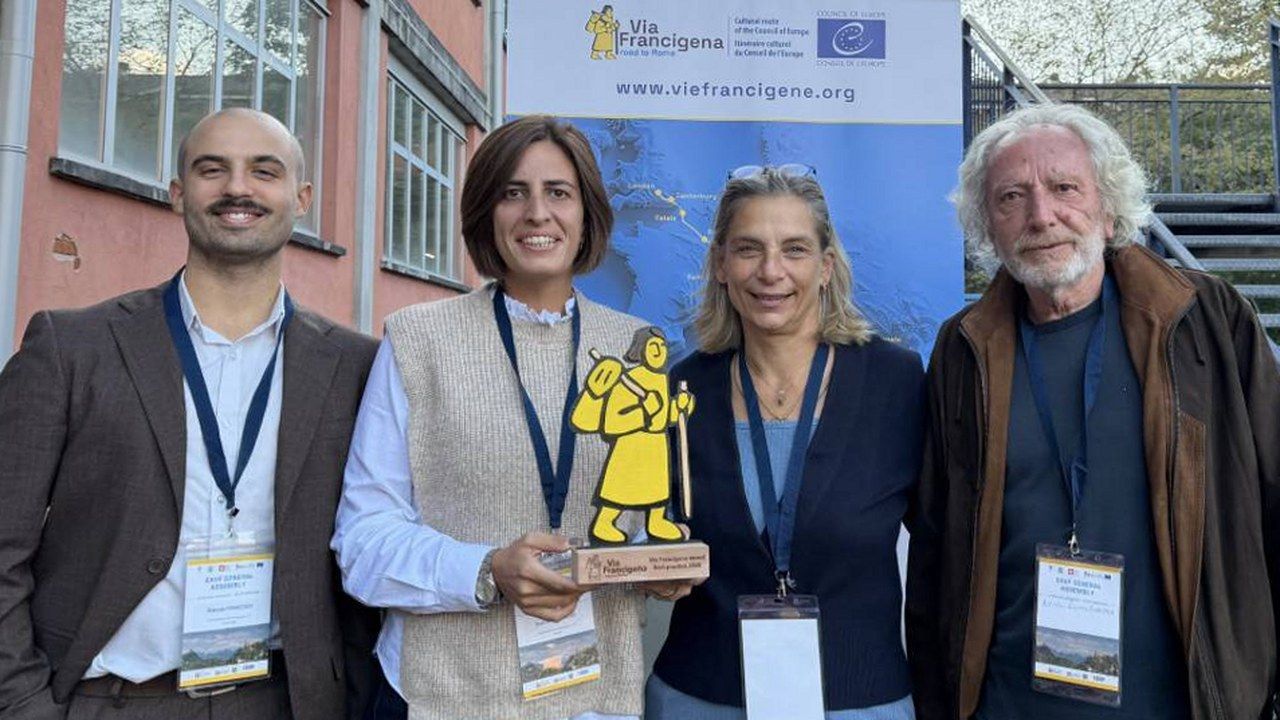Il premio Via Francigena Best Practice 2025 consegnato al progetto Joelette & Jubilee durante l'assemblea dell'Aevf ad Avigliana