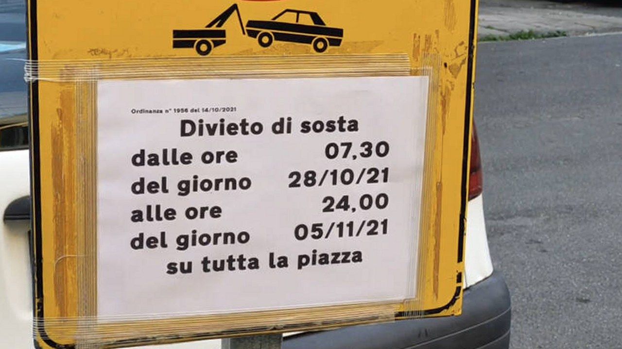 Un cartello di divieto di sosta per i Comics nel centro storico di Lucca (foto di repertorio)