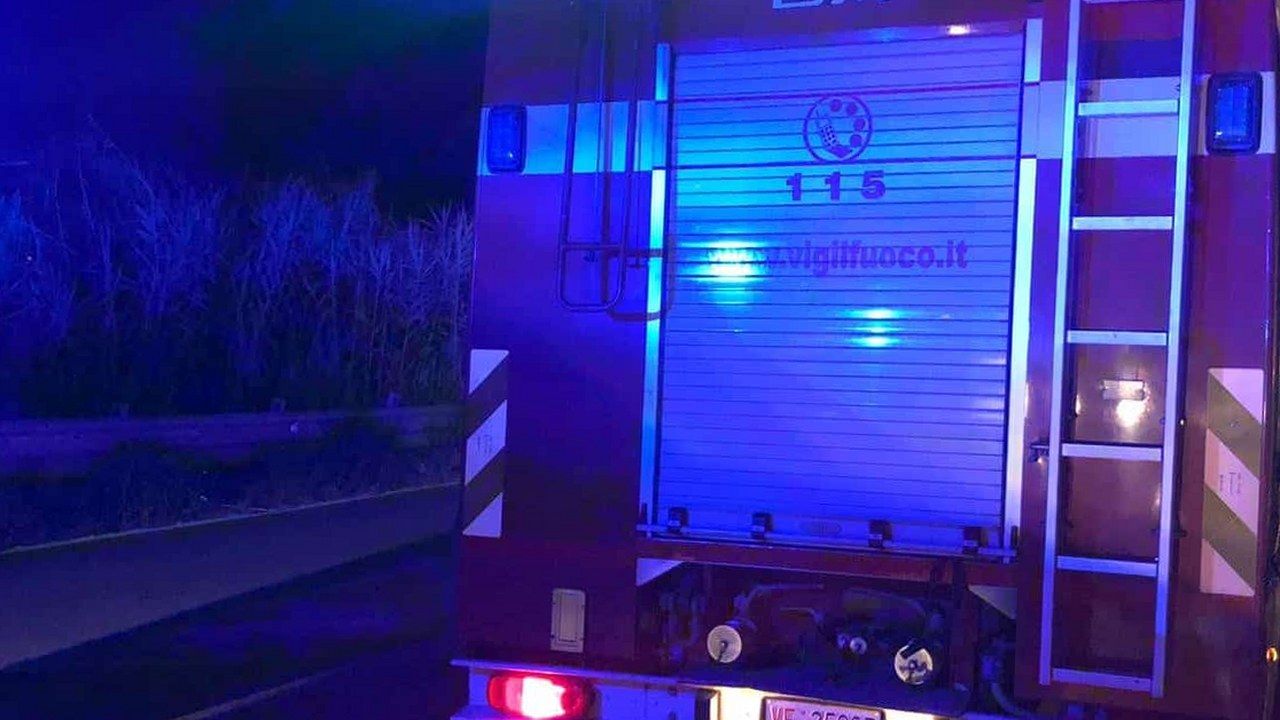 Mezzo dei vigili del fuoco in intervento notturno (foto d'archivio)