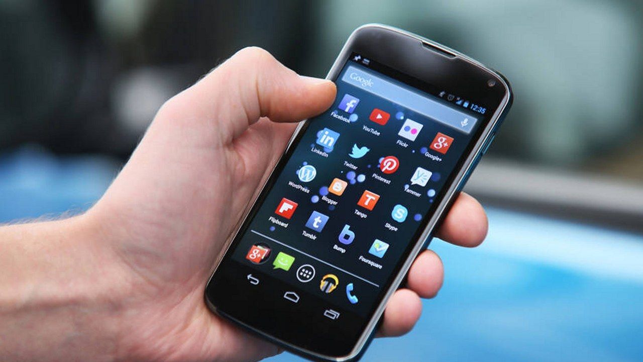 Smartphone in mano, foto d'archivio