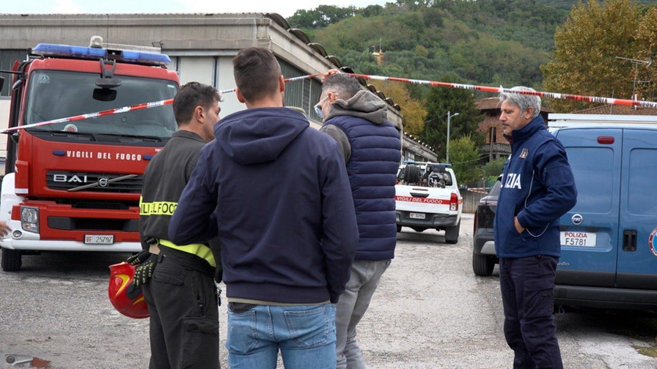 Vigili del fuoco e polizia davanti al capannone di Bozzano, a Massarosa, dopo l'incendio di domenica