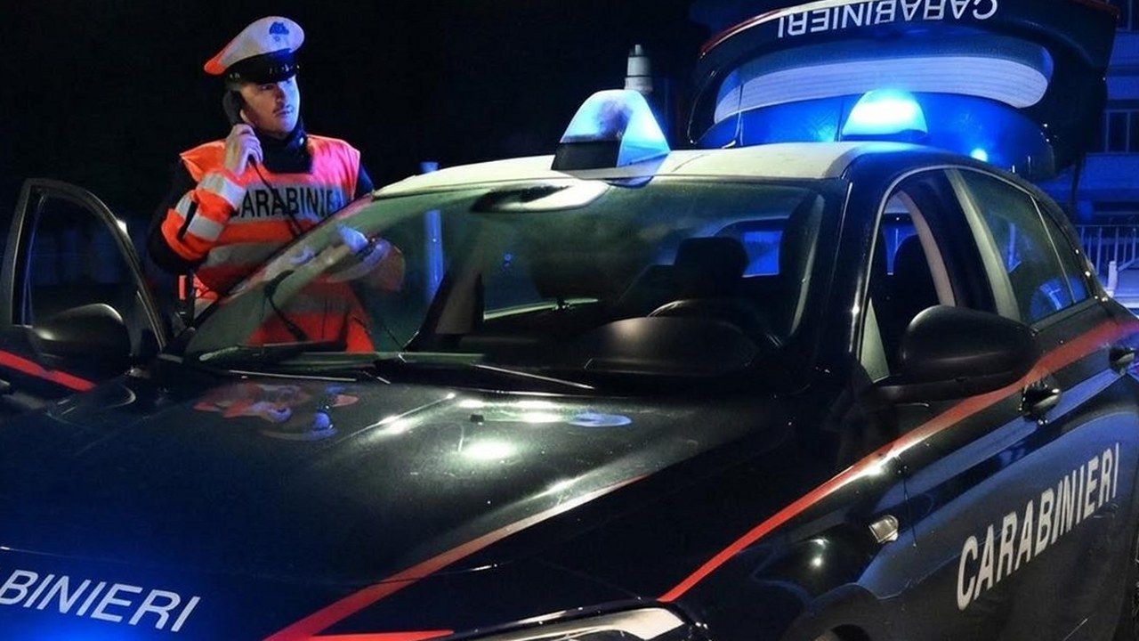 Pattuglia dei carabinieri di notte a Lucca, indagini sul furto nella canonica di San Vito