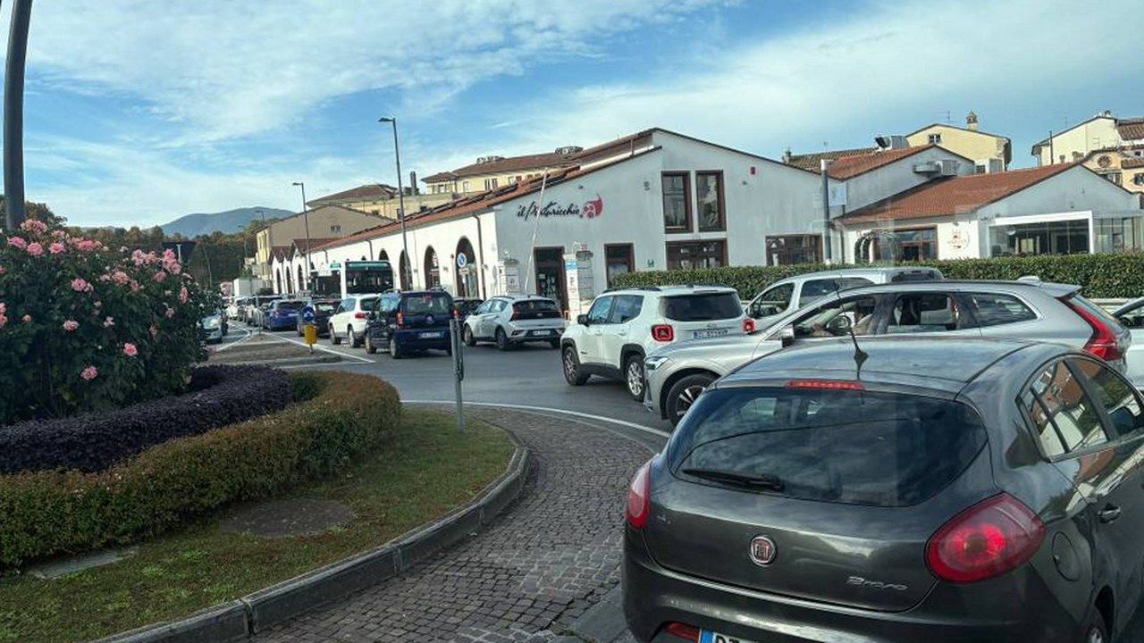 Auto in coda vicino a Porta Santa Maria a Lucca nel primo giorno di Lucca Comics