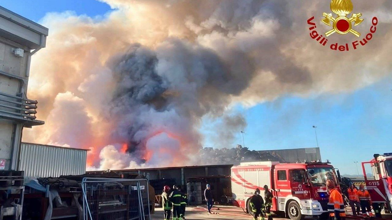 Pontedera, i vigili del fuoco al lavoro davanti alla colonna di fumo dell'incendio alla Ecoacciai nella zona industriale di Gello