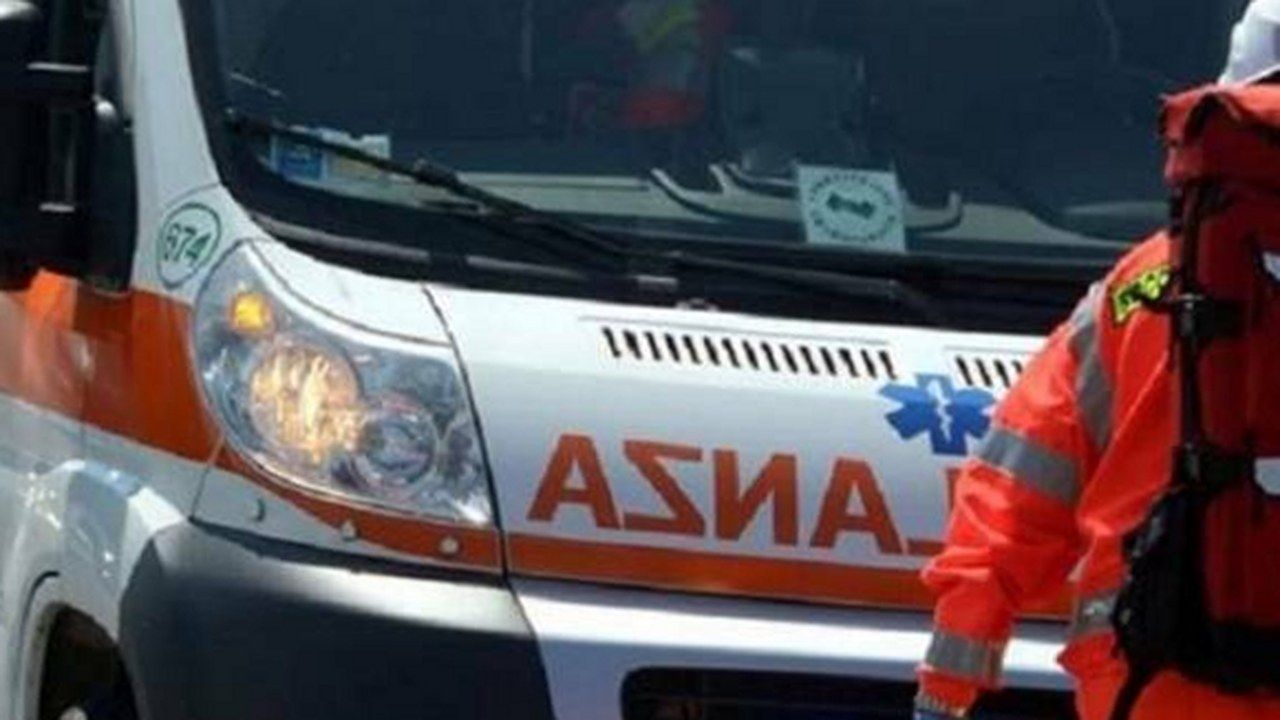 Ambulanza del 118 durante un intervento di soccorso, foto di repertorio