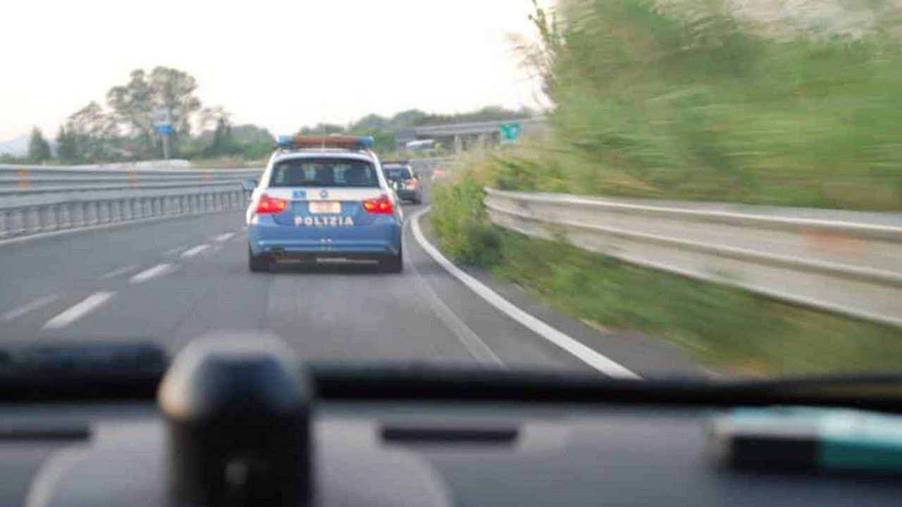Pattuglia della Polizia Stradale sulla Bretella Lucca-Viareggio