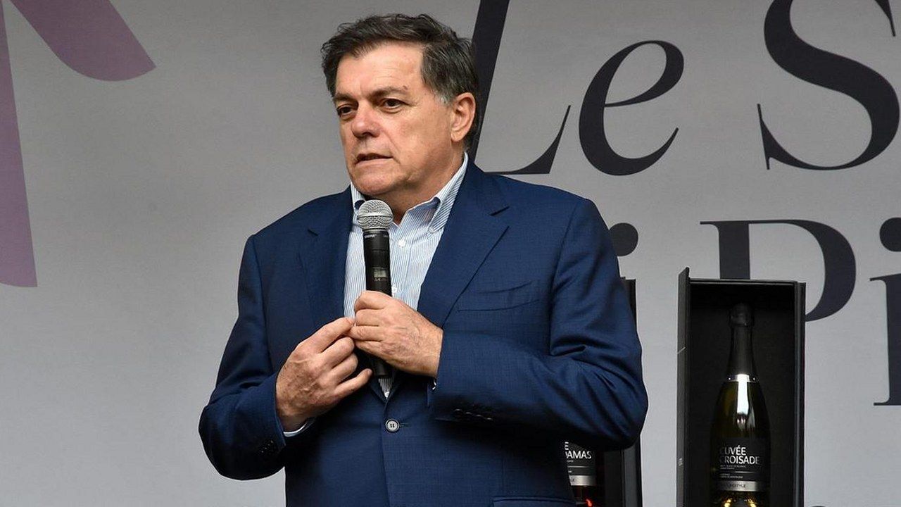 Il sindaco di Pietrasanta Alberto Giovannetti al microfono durante un evento in città