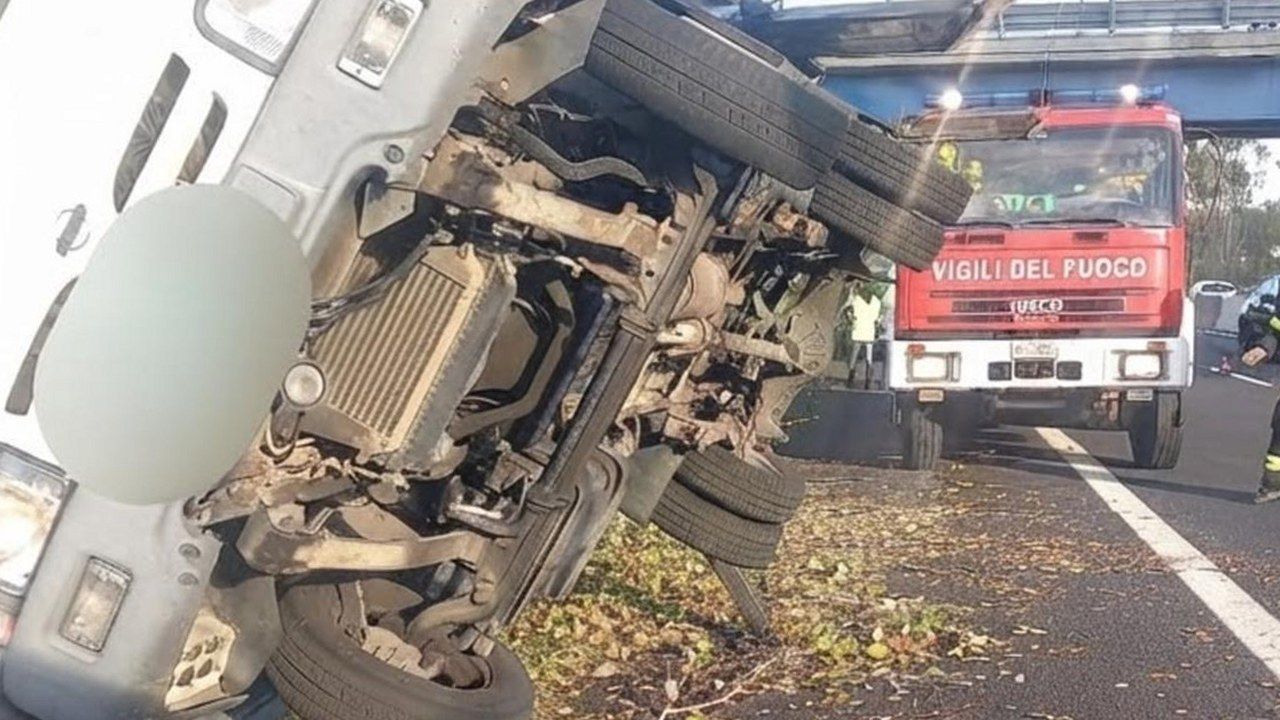 Il mezzo con il cestello ribaltato sulla corsia dell'A11 a Capannori, con i vigili del fuoco al lavoro