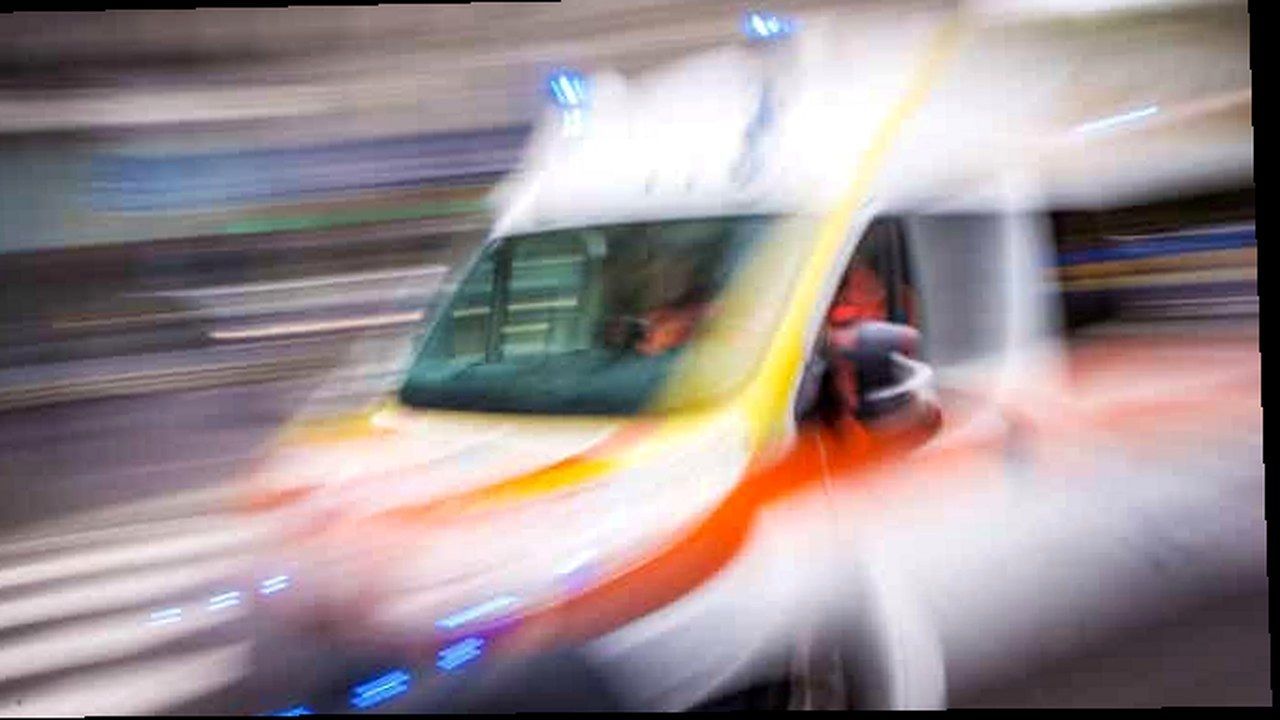 Mezzo di soccorso lungo una strada della Piana di Lucca