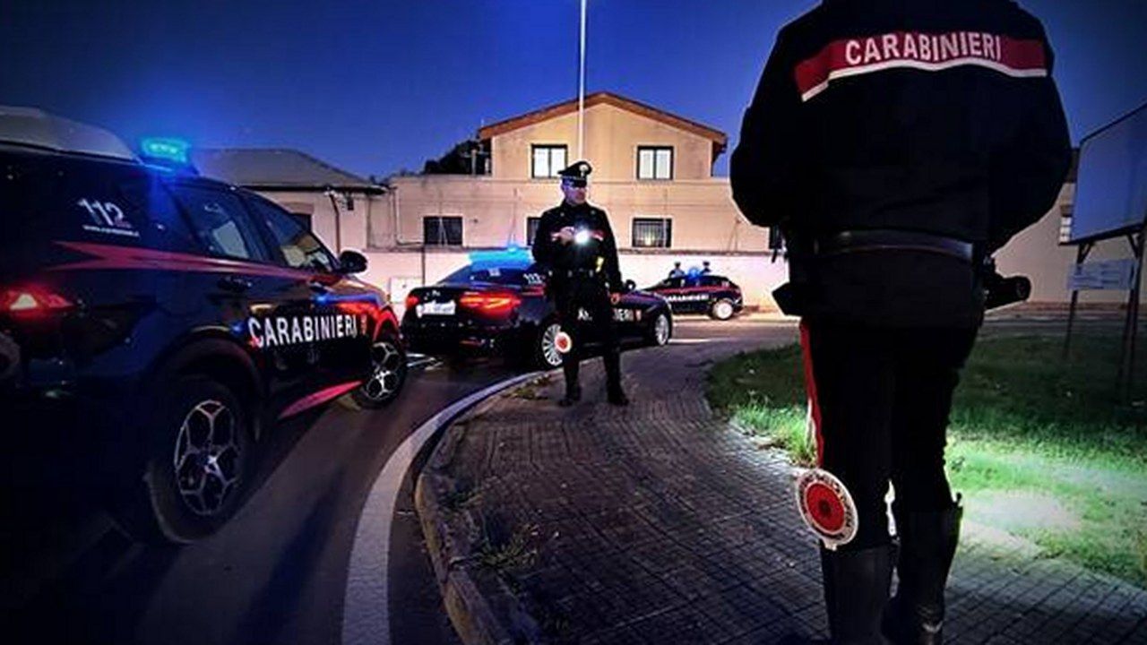 Carabinieri a un posto di controllo notturno in Versilia
