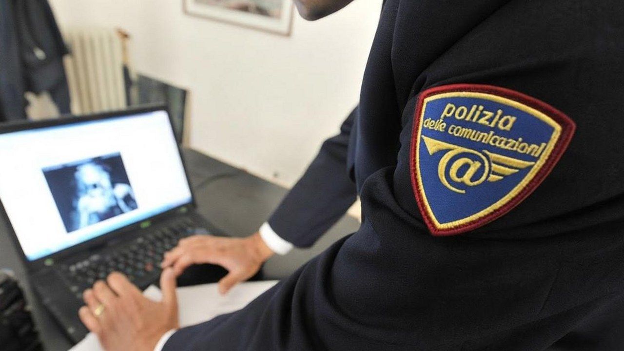 Un agente della Polizia postale al computer: indaga sul video manipolato con l'intelligenza artificiale che usa il volto di una crocerossina di Lucca