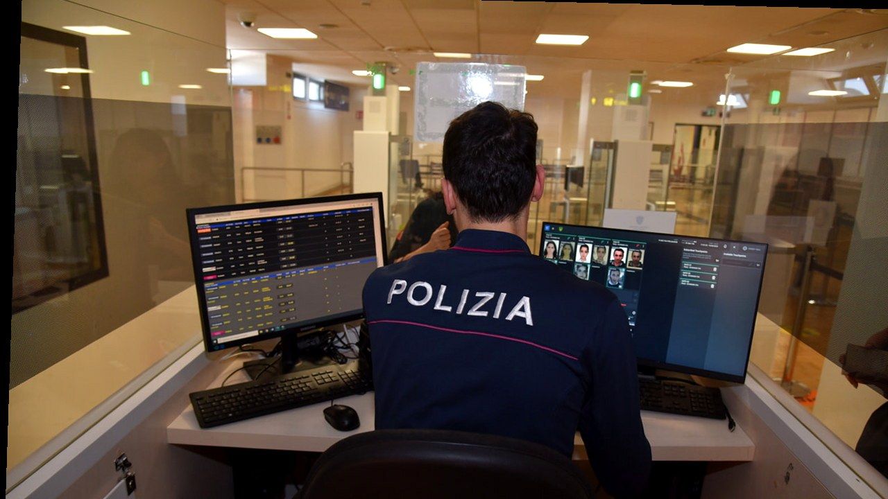Controllo della Polizia di frontiera allo scalo aeroportuale di Pisa